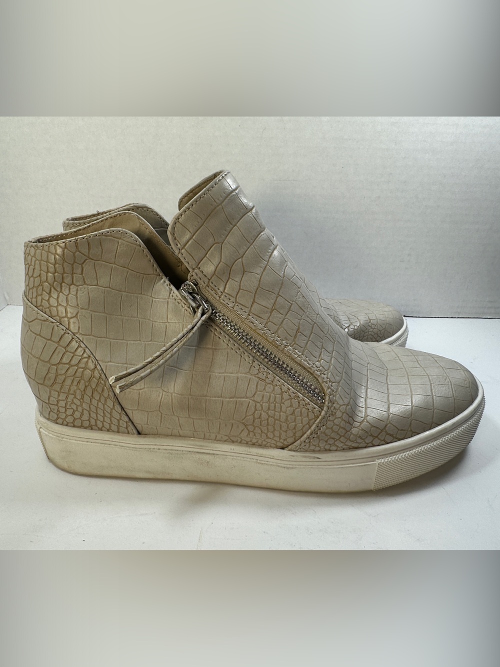 Steve Madden Women’s Beige Croc-Embossed Zip Sneaker Boot Size 8 - Picture 2 of 9